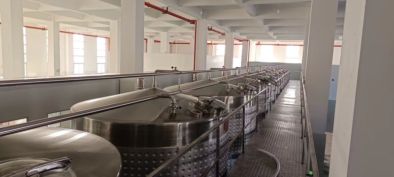 在酒业市场的激烈竞争中，如何脱颖而出？面对众多品牌的夹击和消费者日益提升的品味要求，我们从多个维度剖析不同策略的优势与劣势。